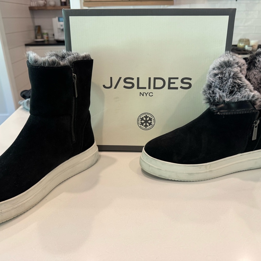 J/SLIDES Black Winter Boots with Gray Fur